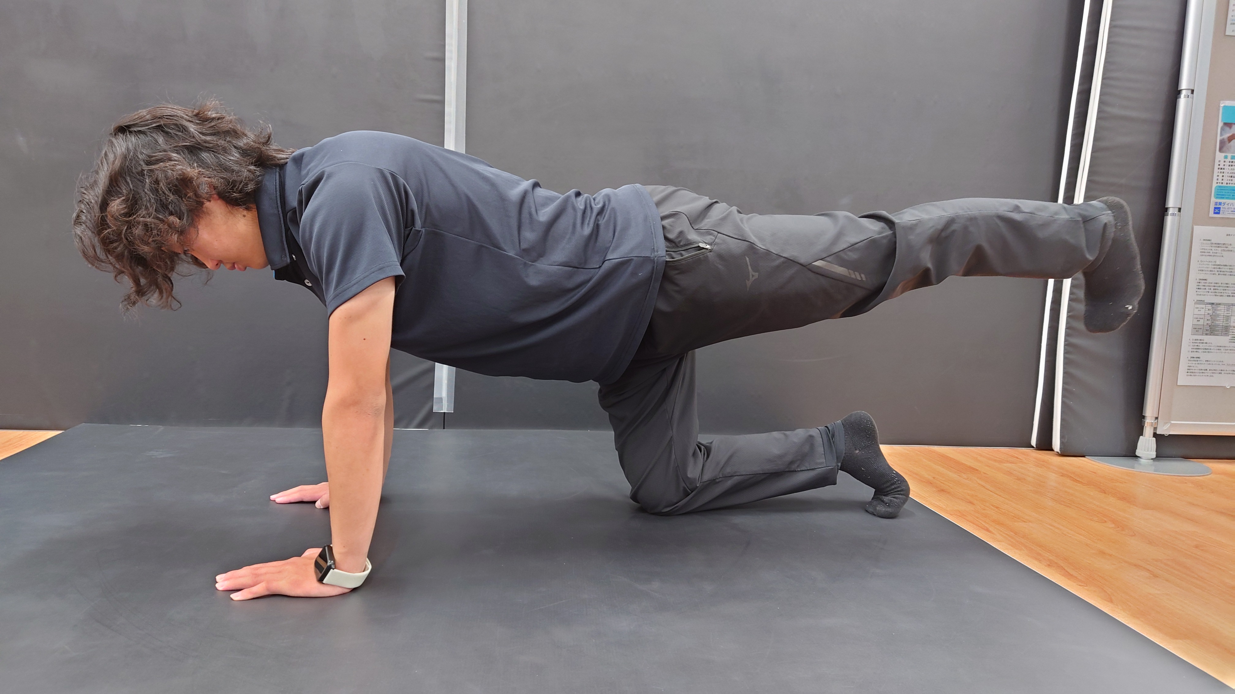 四つ這い片足挙上